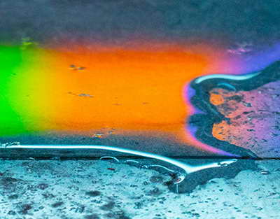 Стилист Александр Рогов в пестром жакете снялся на советском ковре